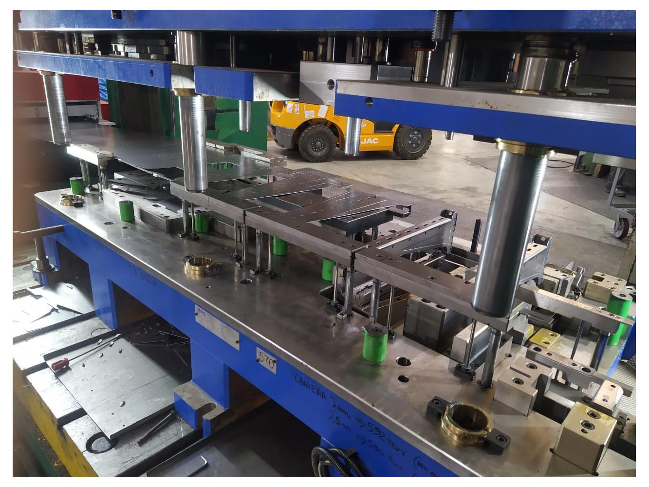 Изготовлен листоштамповочный автоматический комплекс