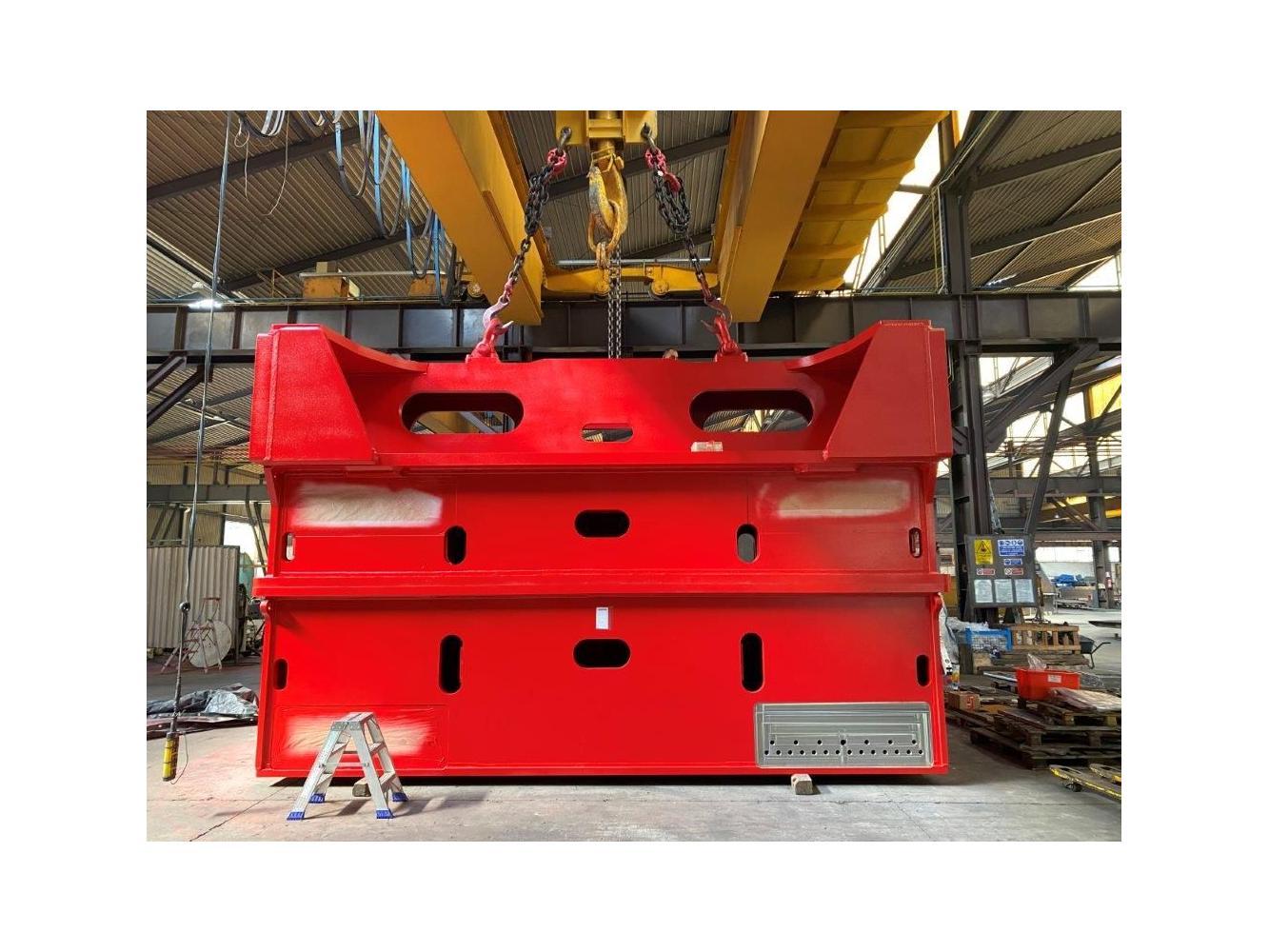 Один из элементов рамы станка весом чуть менее 100 тонн, при ширине 6 метров и высоте 5 метров