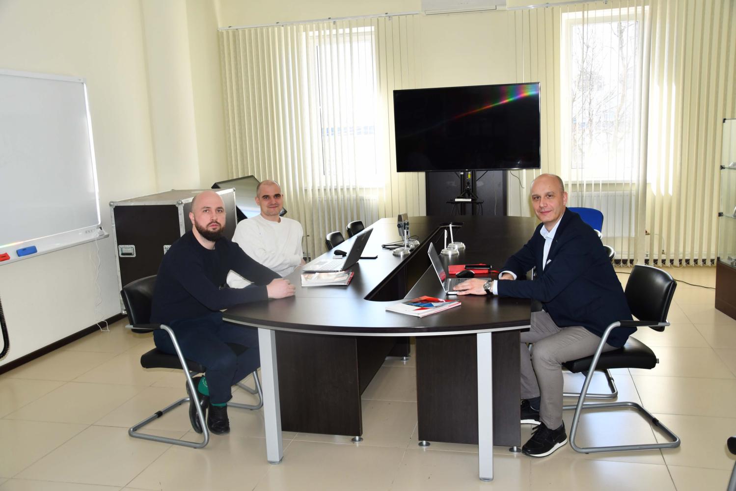 Akyapak в гостях у ПроТехнологии