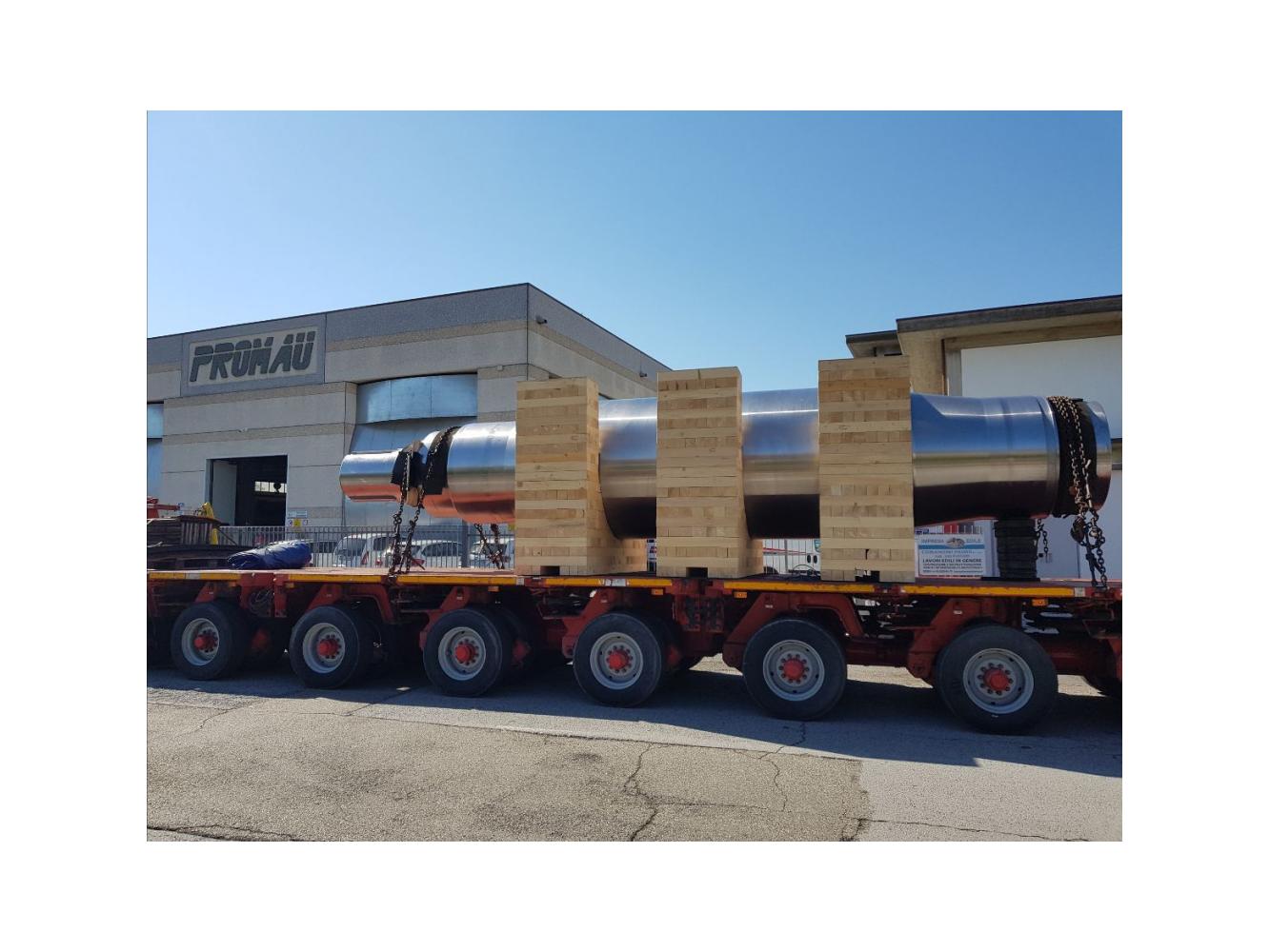 Для перевозки потребовался многоосный супертяжелый транспорт, т.к. один вал весит около 100 тонн