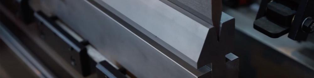 Операция плющения на листогибочном станке