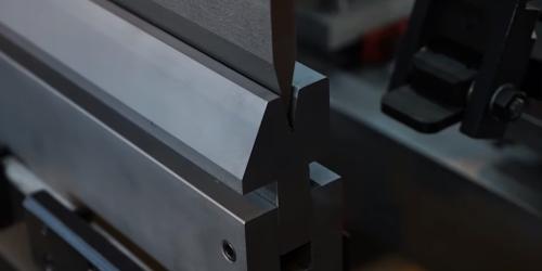 Операция плющения на листогибочном станке