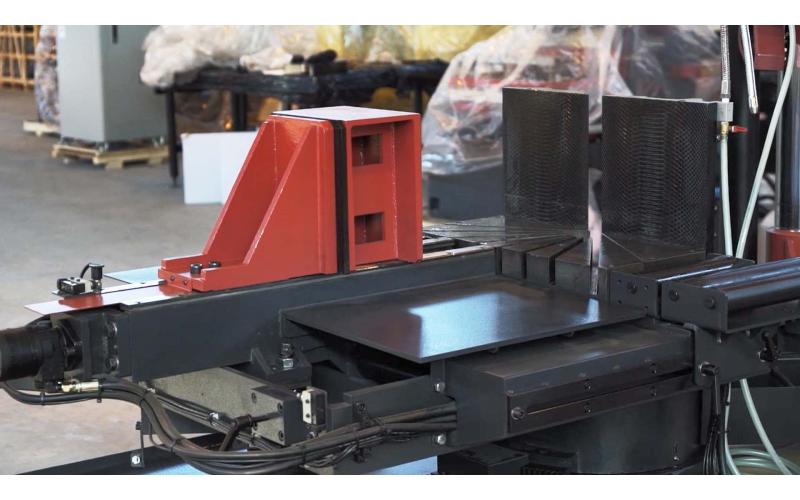 Полуавтоматический ленточнопильный станок колонного типа ProTech BS-460DSAL Полуавтоматический ленточнопильный станок колонного типа