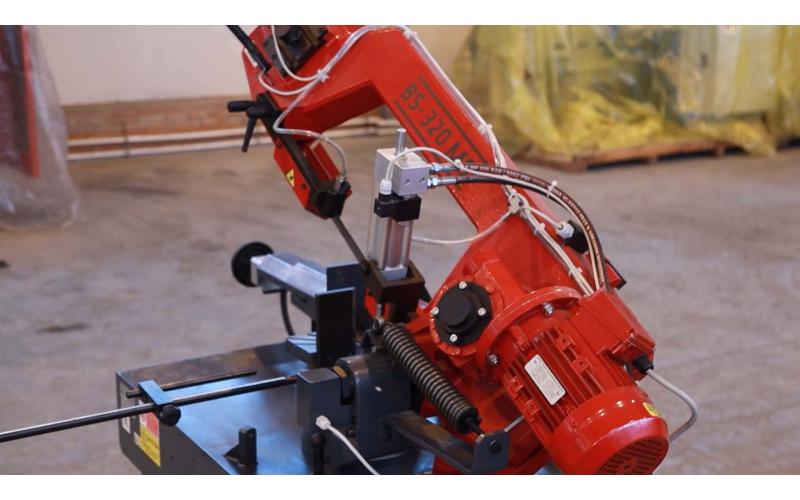 Полуавтоматический ленточнопильный станок маятникового типа с поворотной рамой ProTech BS-320MSI Полуавтоматический ленточнопильный станок маятникового типа с поворотной рамой