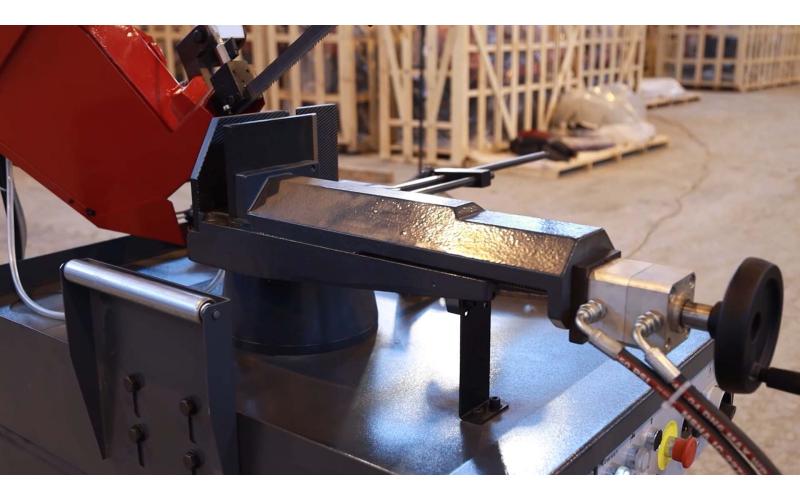 Полуавтоматический ленточнопильный станок маятникового типа с поворотной рамой ProTech BS-320MSI Полуавтоматический ленточнопильный станок маятникового типа с поворотной рамой