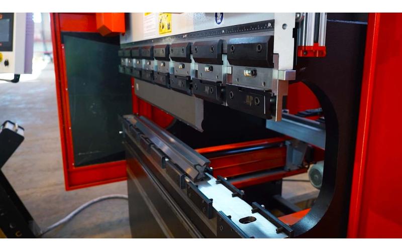 ProTech BASICPRO 2600-135 Гидравлический листогибочный пресс с ЧПУ