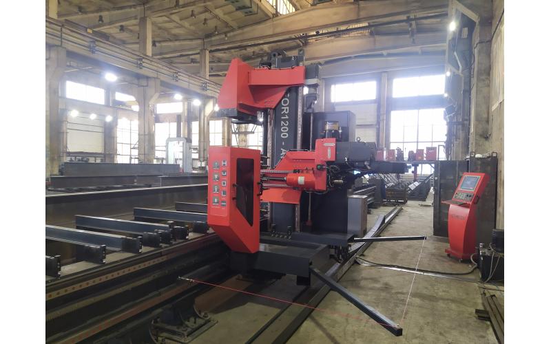 Высокопроизводительная линия сверления балки AKYAPAK Meteor 1200 Высокопроизводительная линия сверления балки