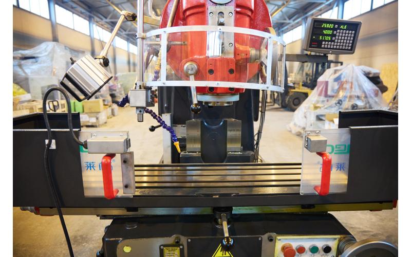 Универсальный вертикально-фрезерный станок ProTech VM-1332 Универсальный вертикально-фрезерный станок