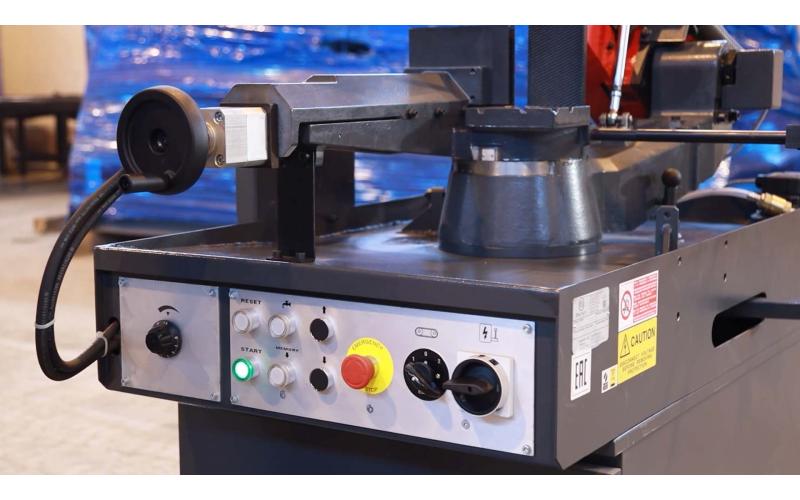 Полуавтоматический ленточнопильный станок маятникового типа с поворотной рамой ProTech BS-320MSI Полуавтоматический ленточнопильный станок маятникового типа с поворотной рамой