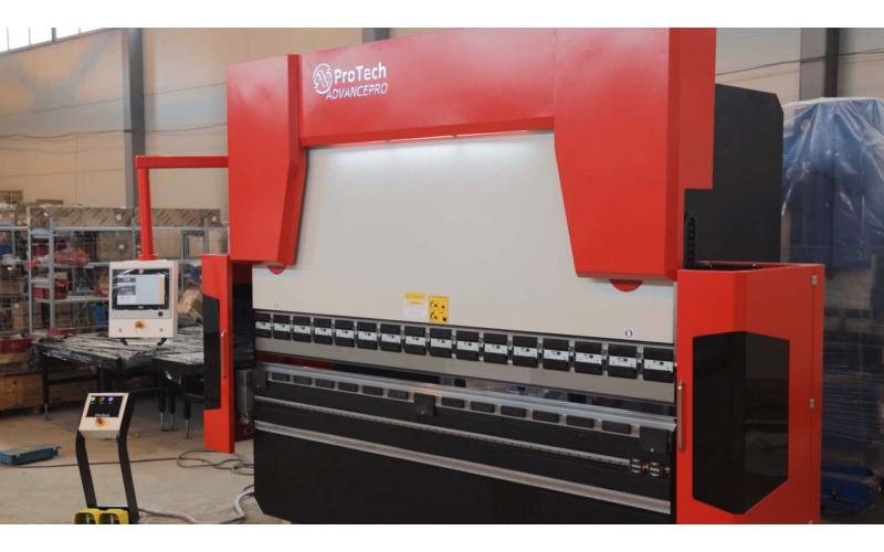 Гидравлический листогибочный пресс с ЧПУ ProTech ADVANCEPRO 3100-135 Гидравлический листогибочный пресс с ЧПУ