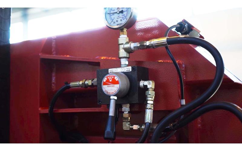 Полуавтоматический ленточнопильный станок колонного типа ProTech BS-360A Полуавтоматический ленточнопильный станок колонного типа