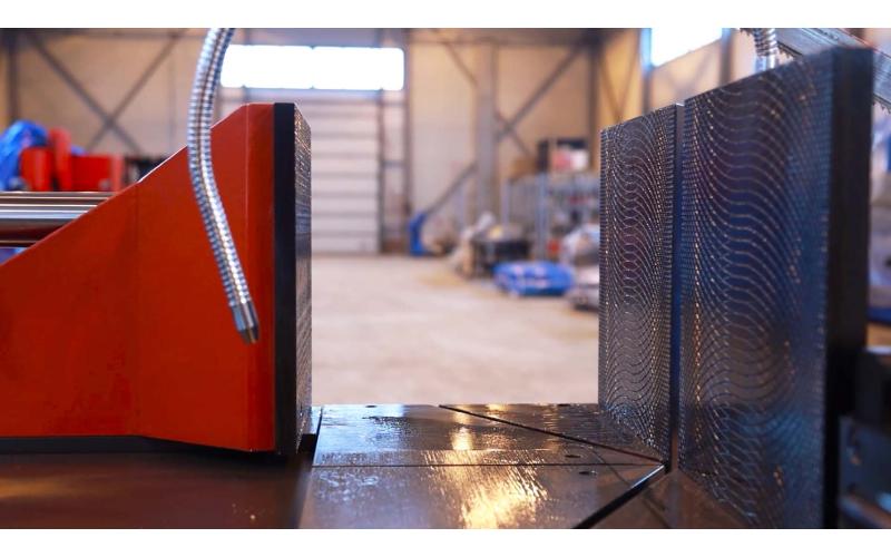 Полуавтоматический ленточнопильный станок маятникового типа ProTech BS-500DSA Полуавтоматический ленточнопильный станок маятникового типа