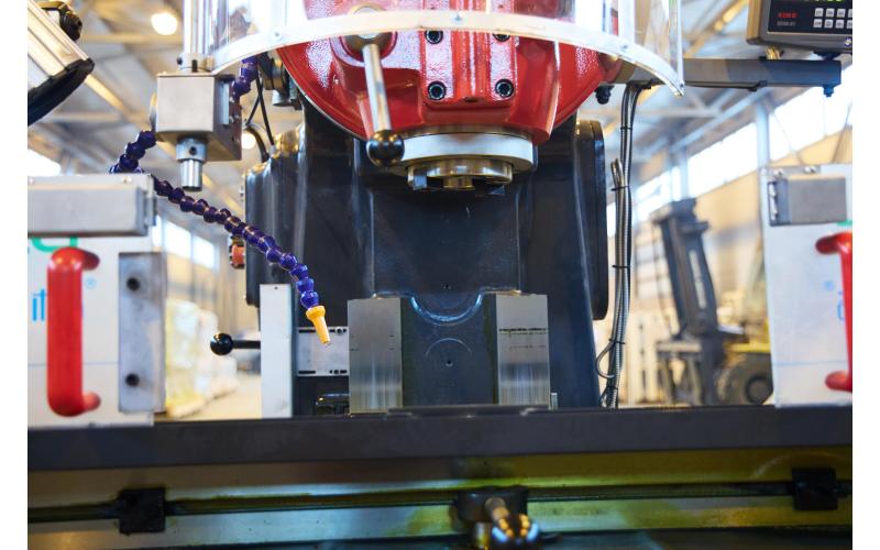 Универсальный вертикально-фрезерный станок ProTech VM-1332 Универсальный вертикально-фрезерный станок