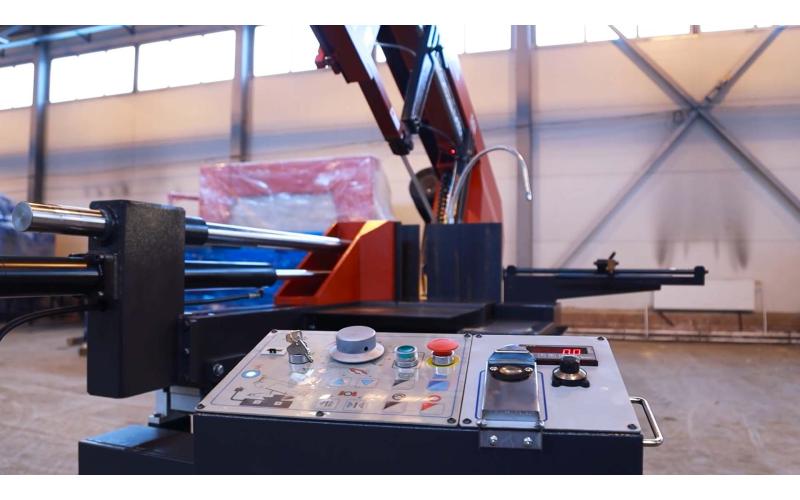 Полуавтоматический ленточнопильный станок маятникового типа ProTech BS-500DSA Полуавтоматический ленточнопильный станок маятникового типа