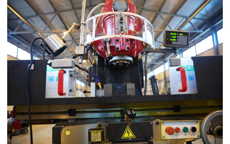 Универсальный вертикально-фрезерный станок ProTech VM-1332 Универсальный вертикально-фрезерный станок