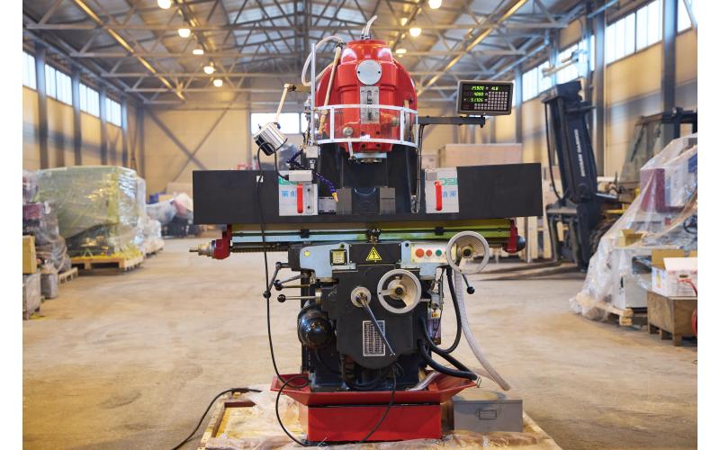 Универсальный вертикально-фрезерный станок ProTech VM-1332 Универсальный вертикально-фрезерный станок