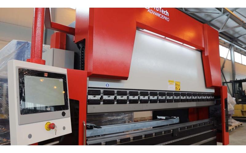 Гидравлический листогибочный пресс с ЧПУ ProTech ADVANCEPRO 3100-135 Гидравлический листогибочный пресс с ЧПУ