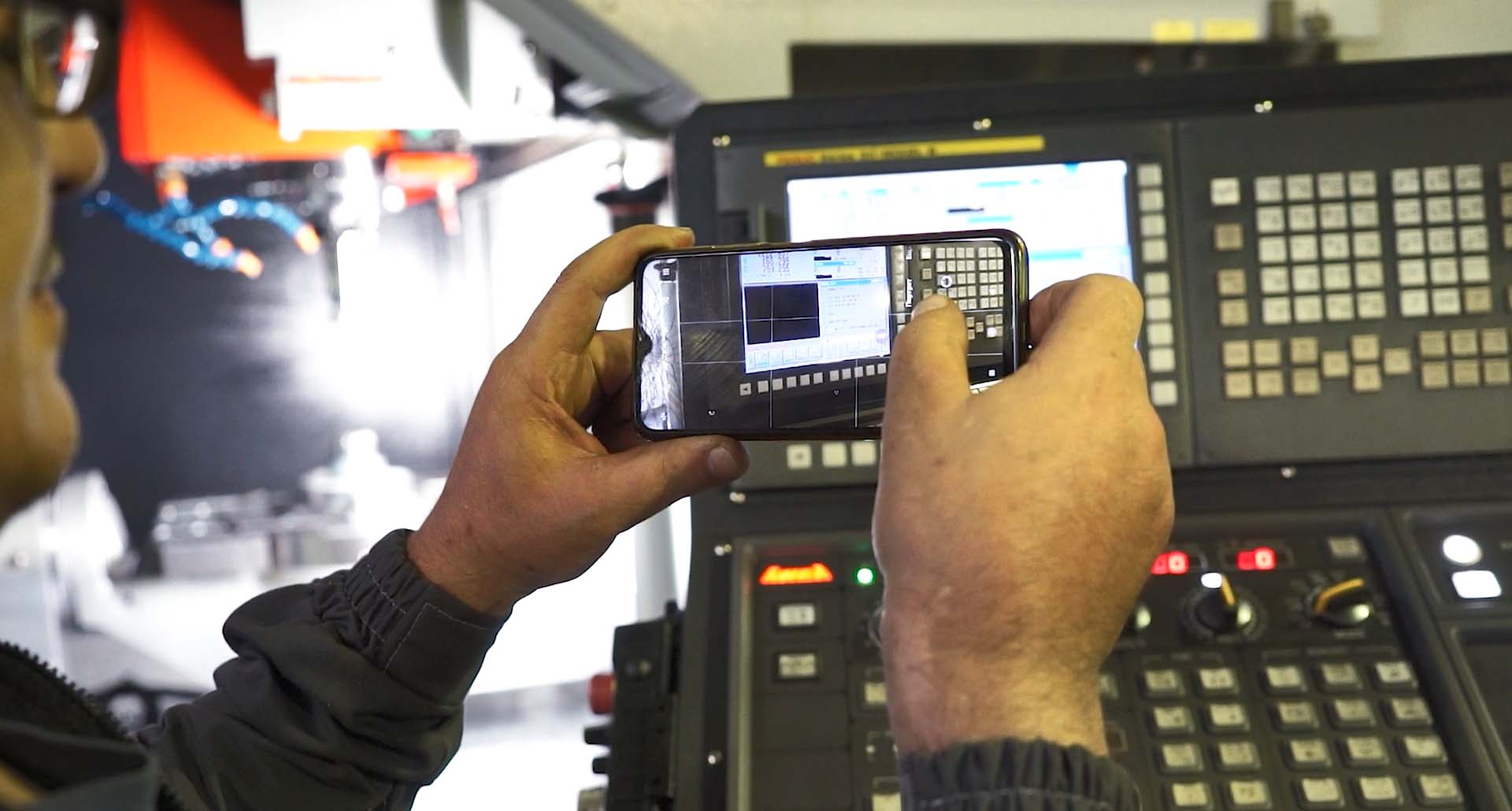 Получить оперативную консультацию заказчик может отправив фото (видео) в сервисную службу