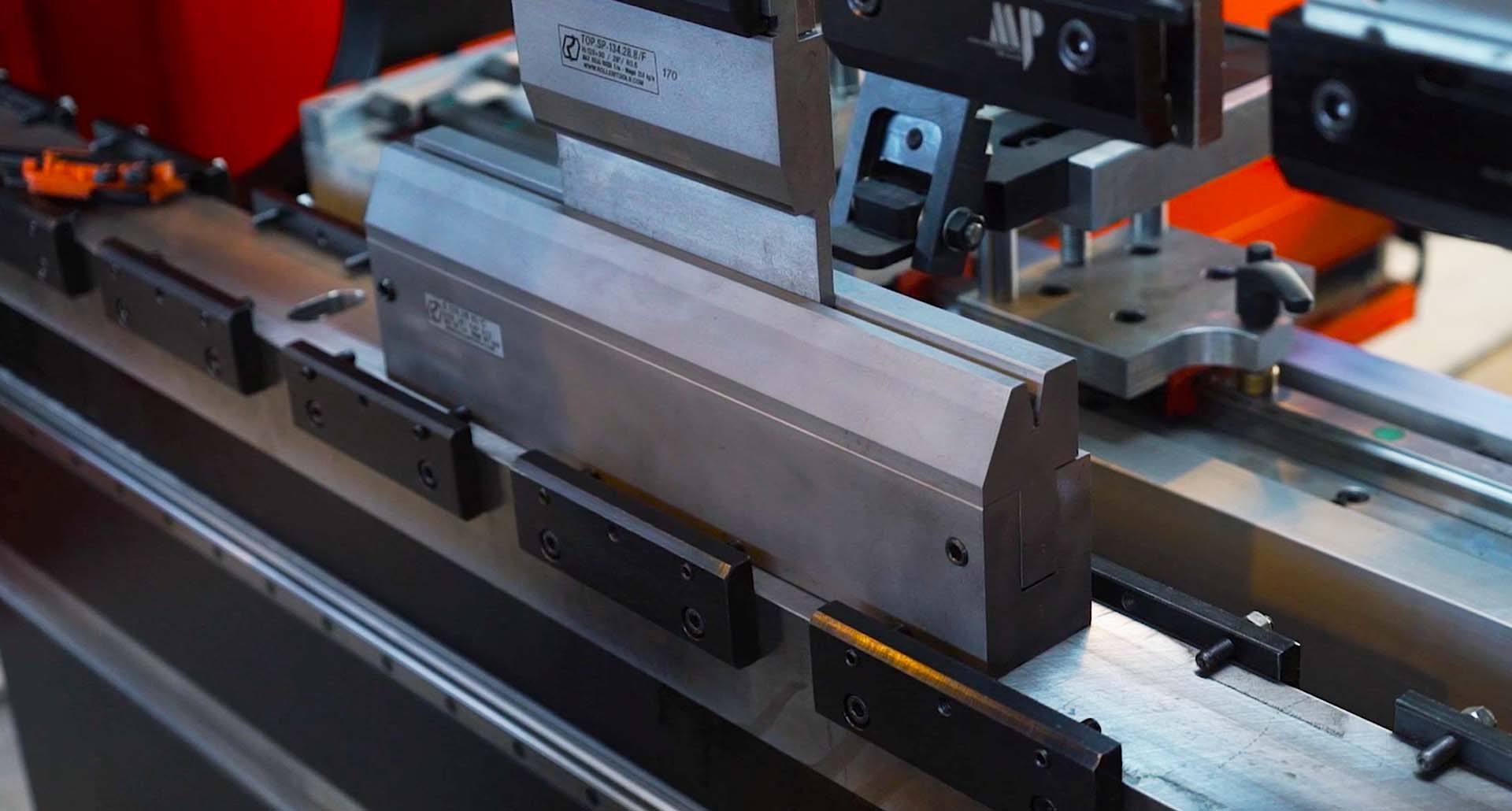 Матрицы для плющения бывают с подвижной верхней частью и П-образные