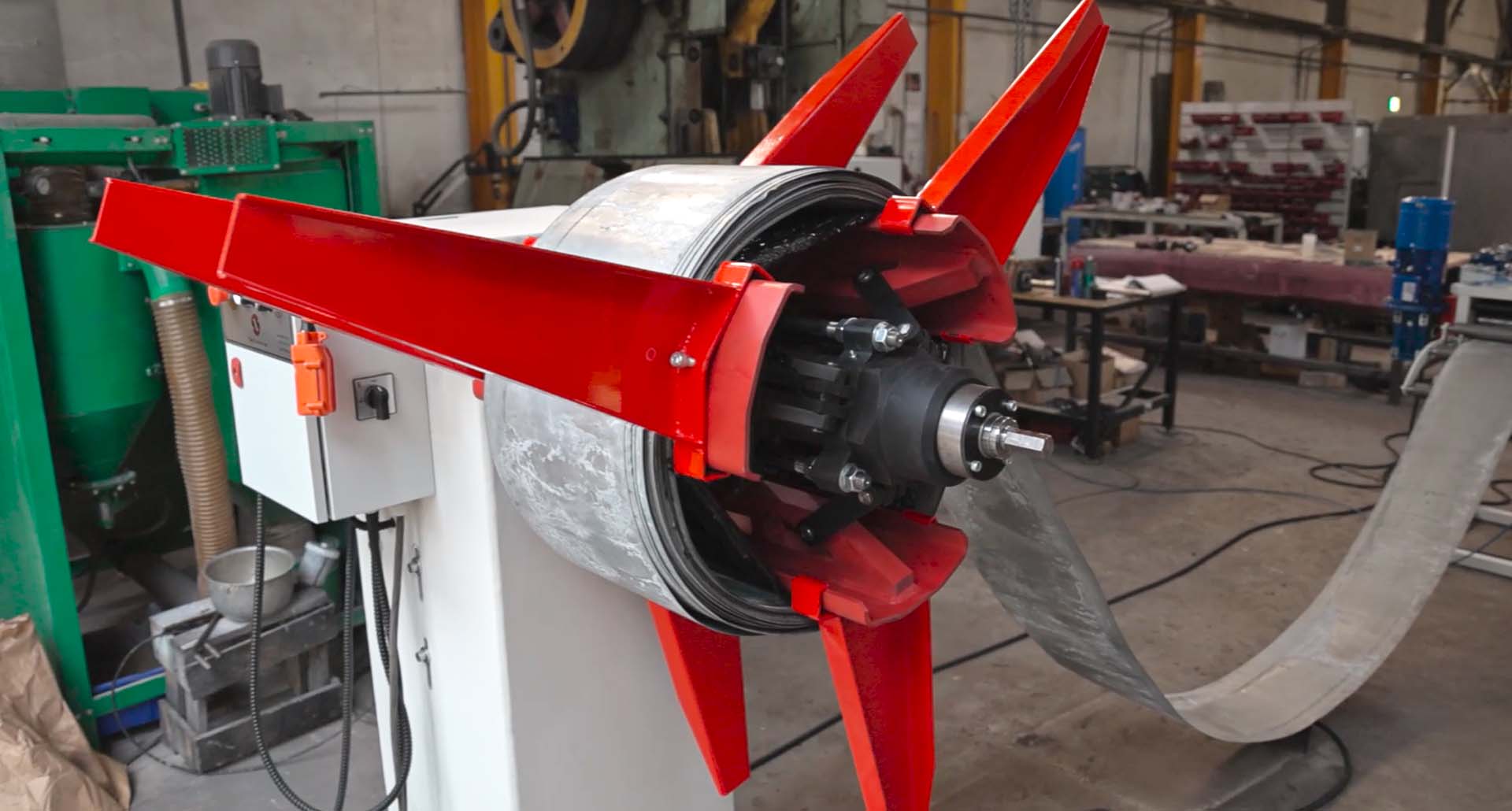 Разматывающее устройство предназначено для размотки штрипса из рулона