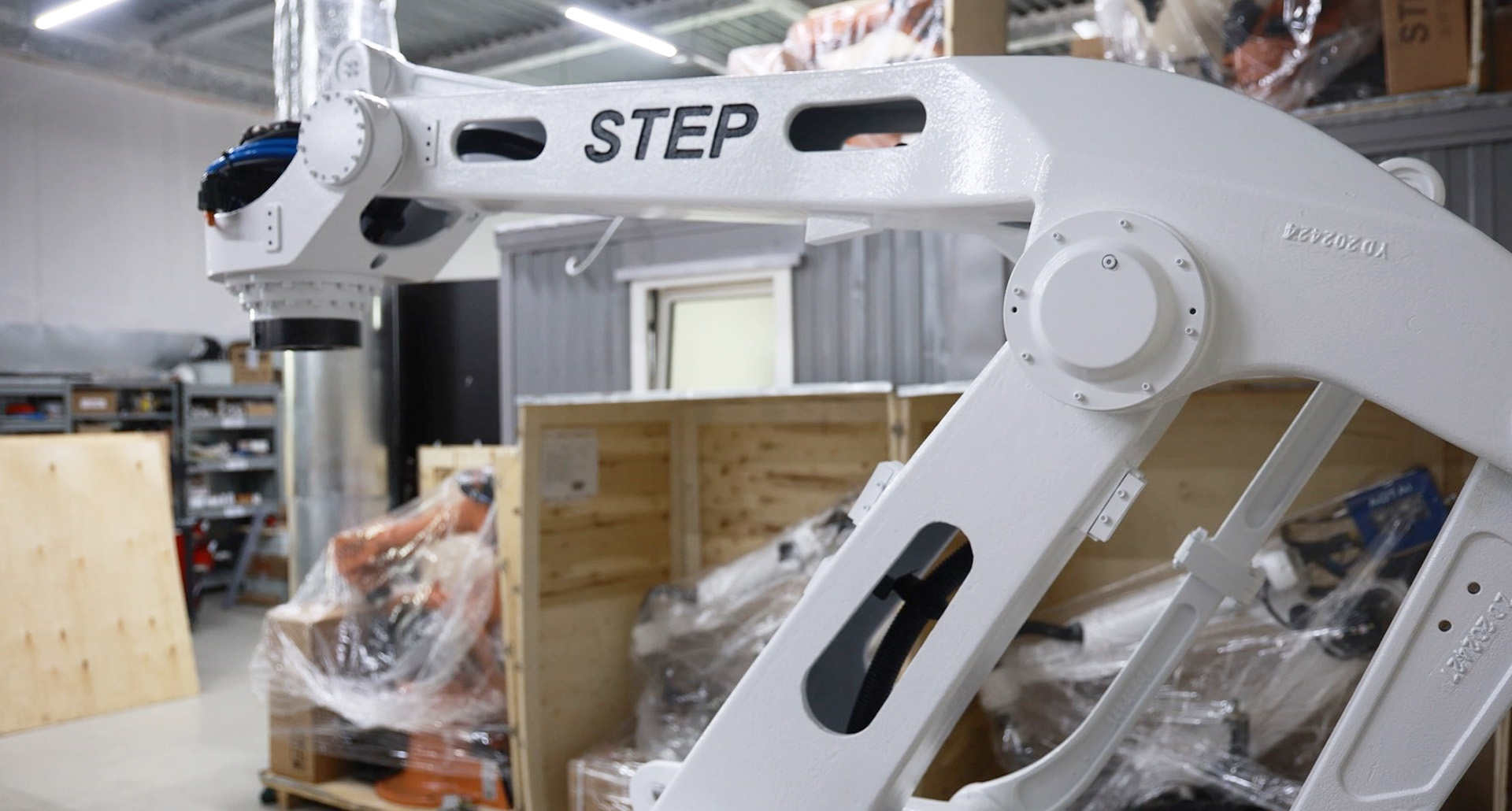 Работает с коробами, мешками, ящиками, бочками и другими видами тары