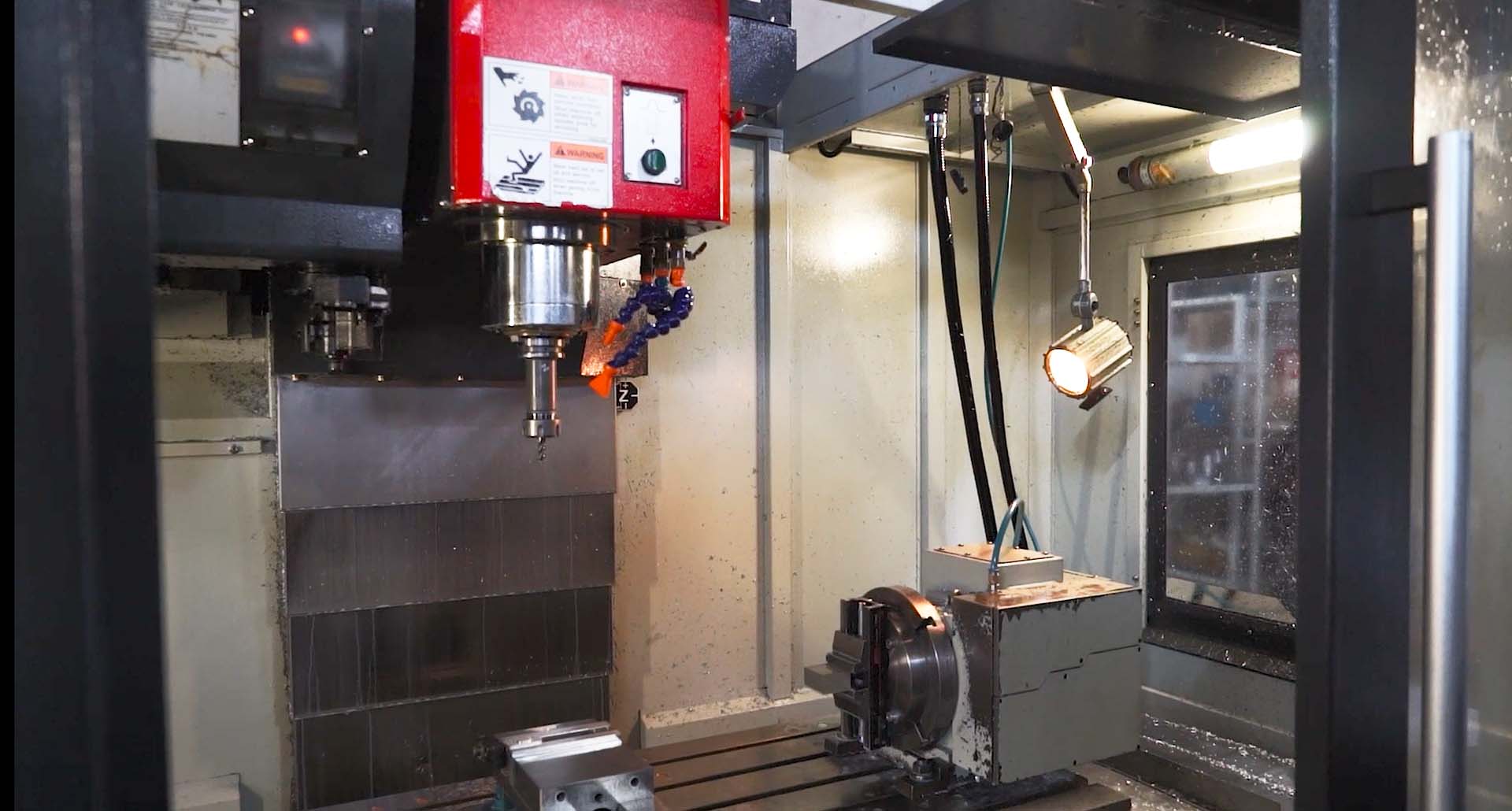 4-х осевые станки позволяют позиционировать инструмент по четырем координатам