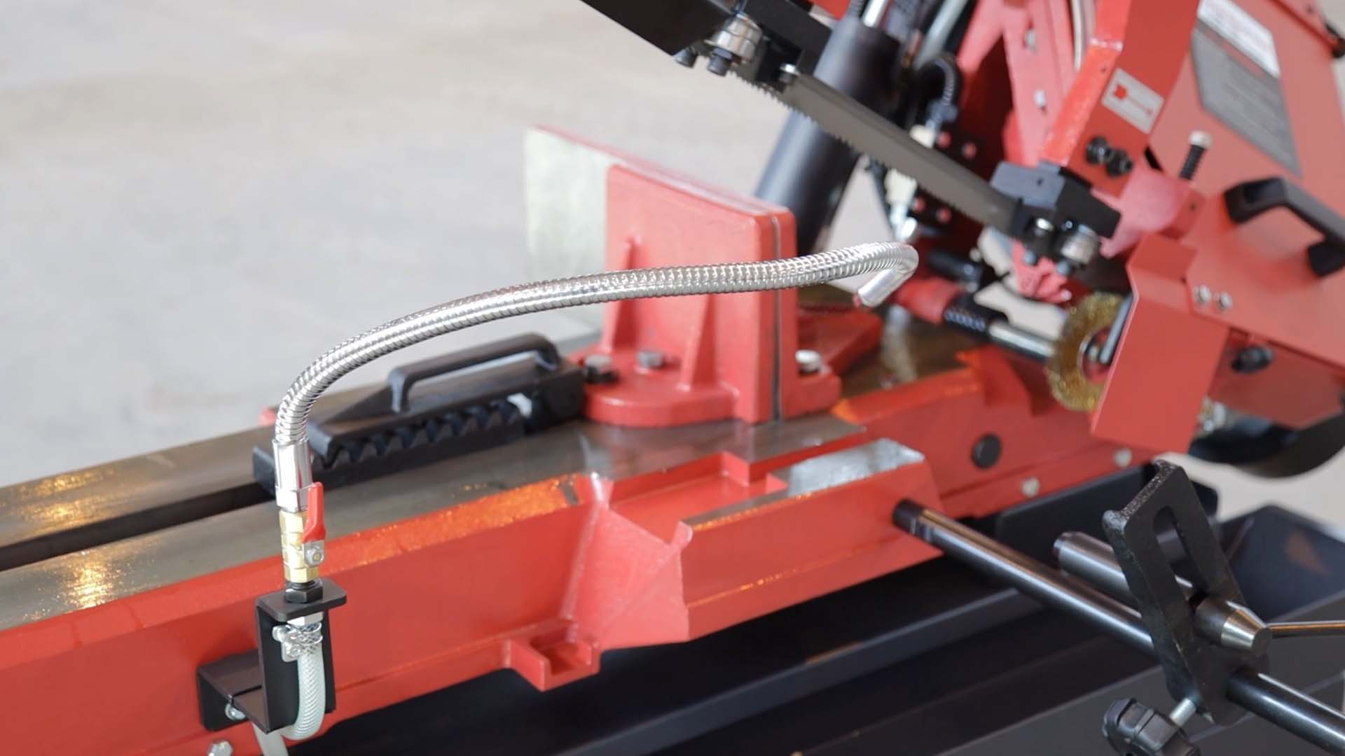 Попадание СОЖ в зону реза пилы через гибкий шланг