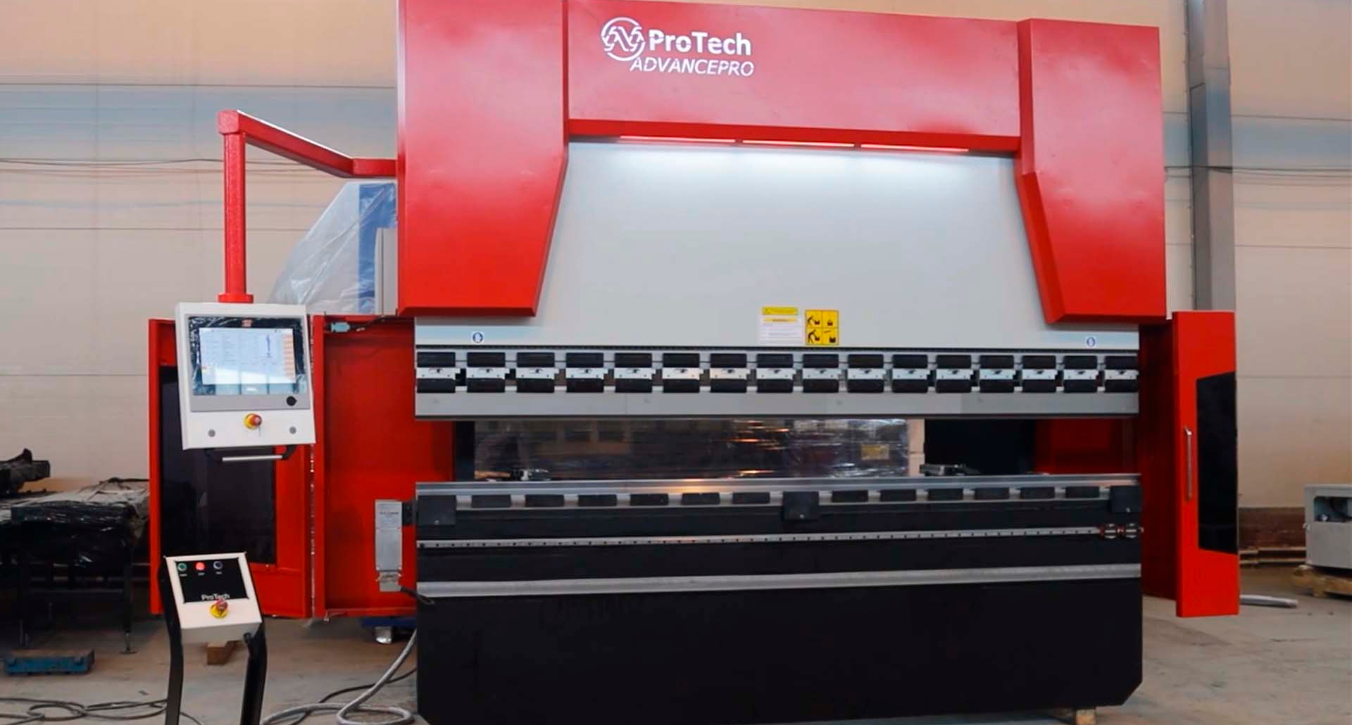 Преимущества вертикального листогиба — универсальность, ремонтопригодность, невысокие требования к оператору.