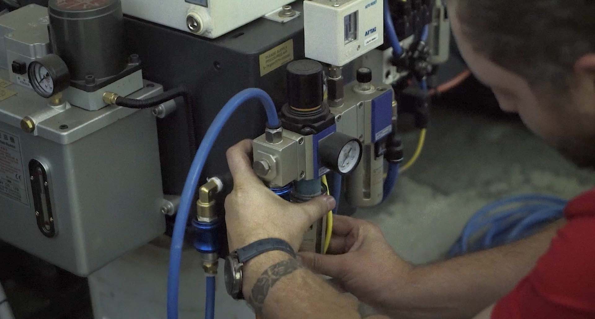 Инженер приезжает на производство с необходимыми запасными частями