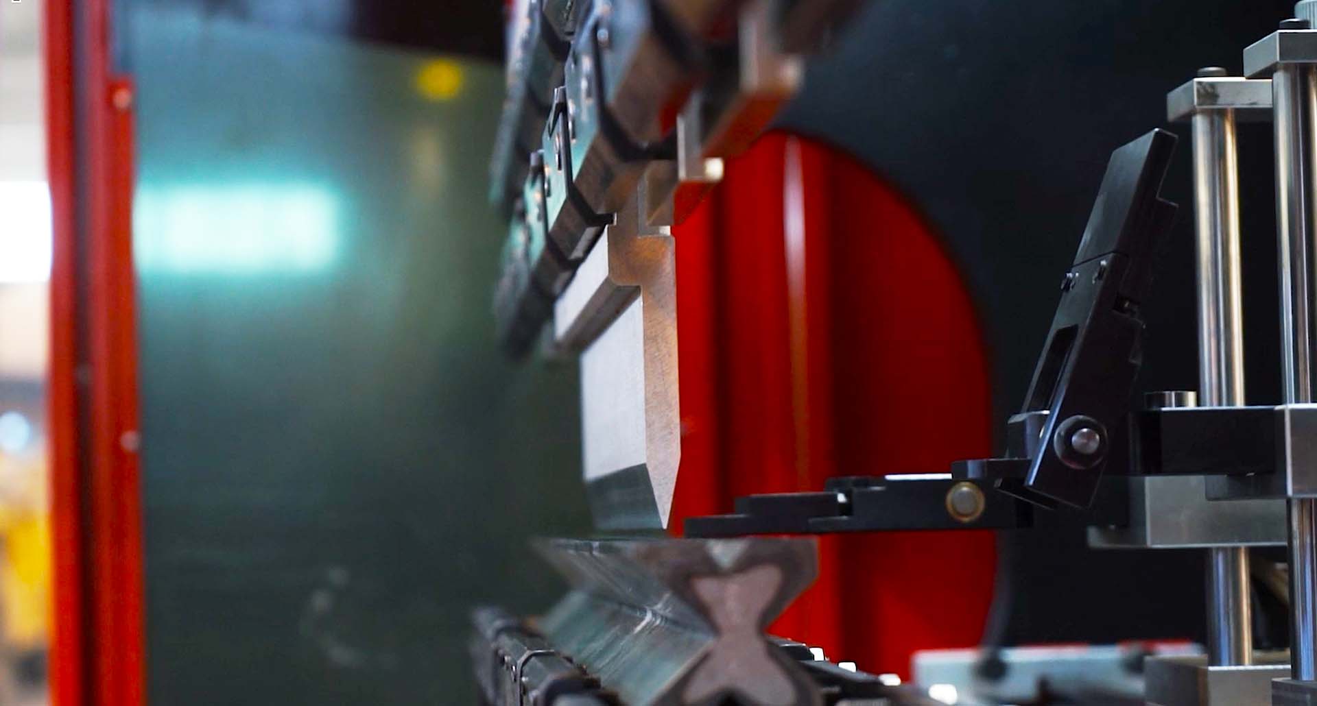 Выбор узкого пуансона обусловлен геометрией изделия