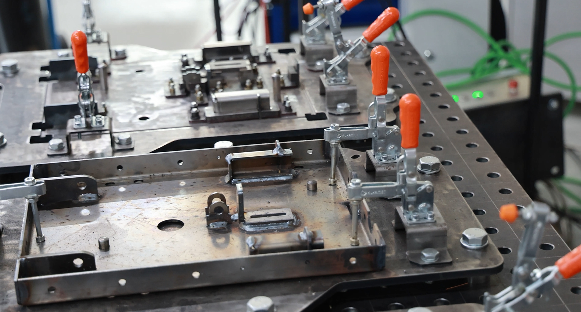 Оснастка состоит из разных элементов – держатели, упоры и т.д.