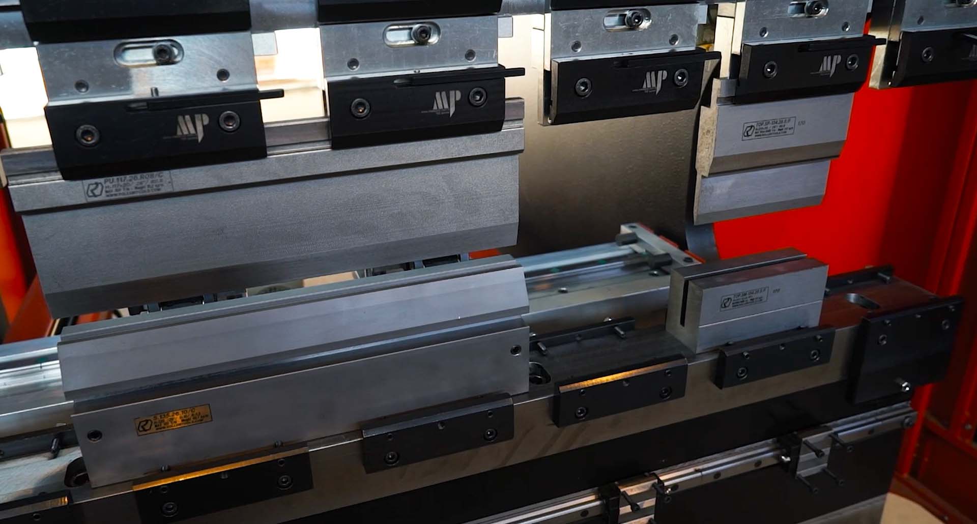 Для операции плющения существуют специальные матрицы и пуансоны