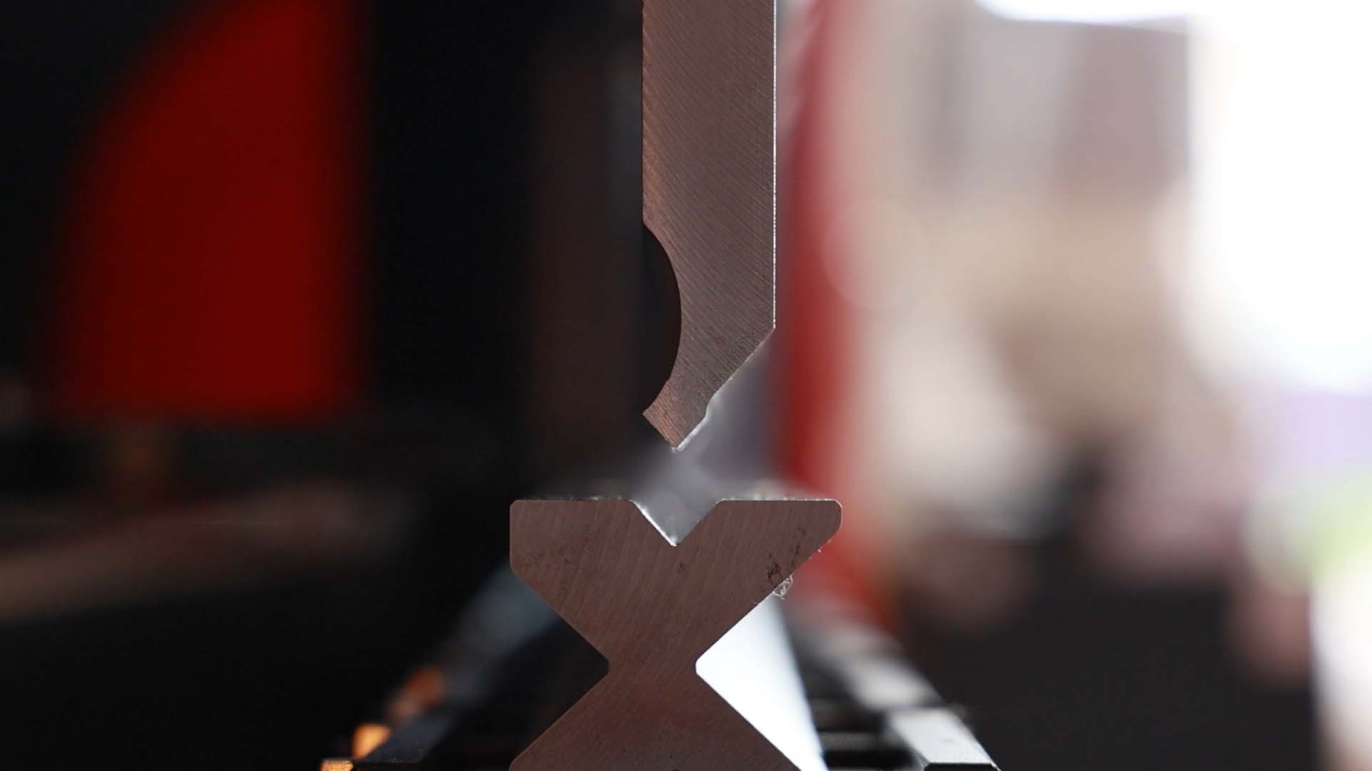 Кончик пуансона должен четко входить в середину ручья матрицы на протяжении всей длины инструмента