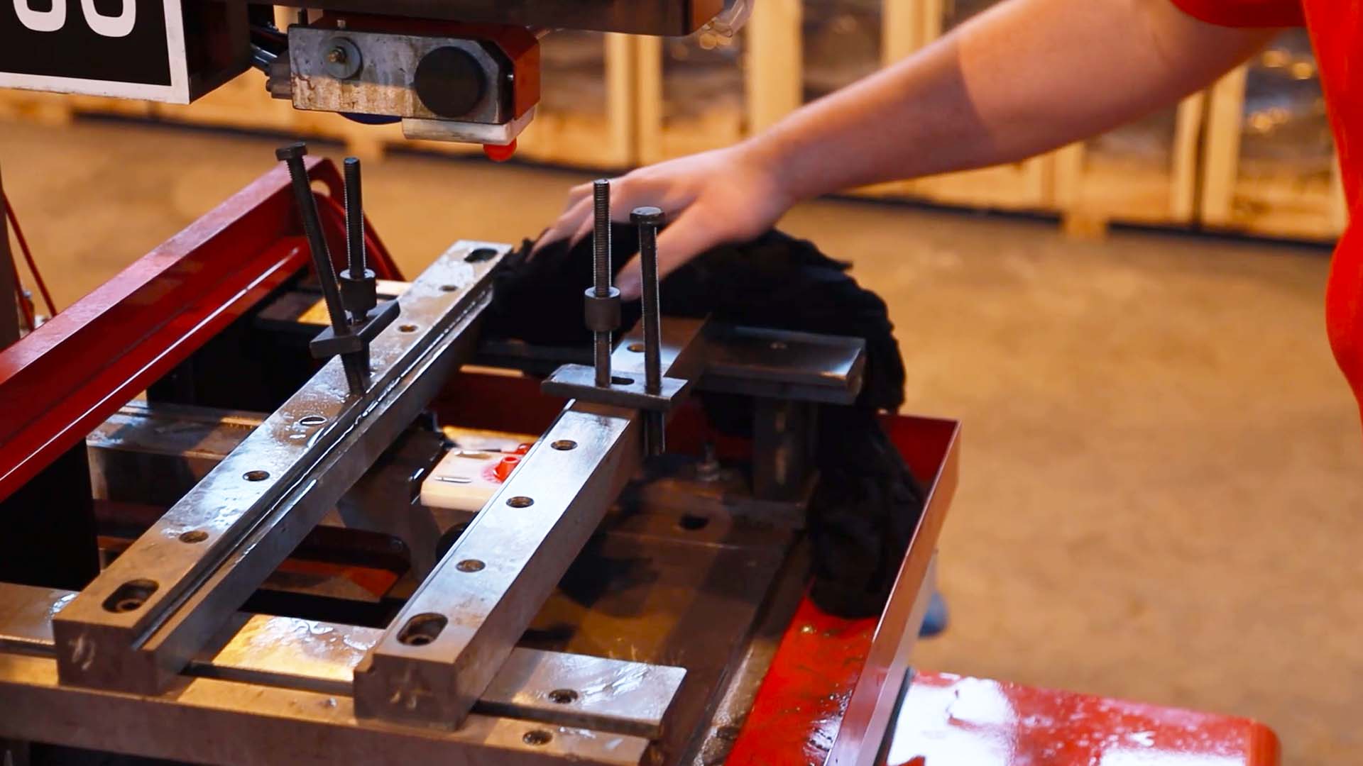 Регулярно очищаем станок от СОЖ после каждой рабочей смены