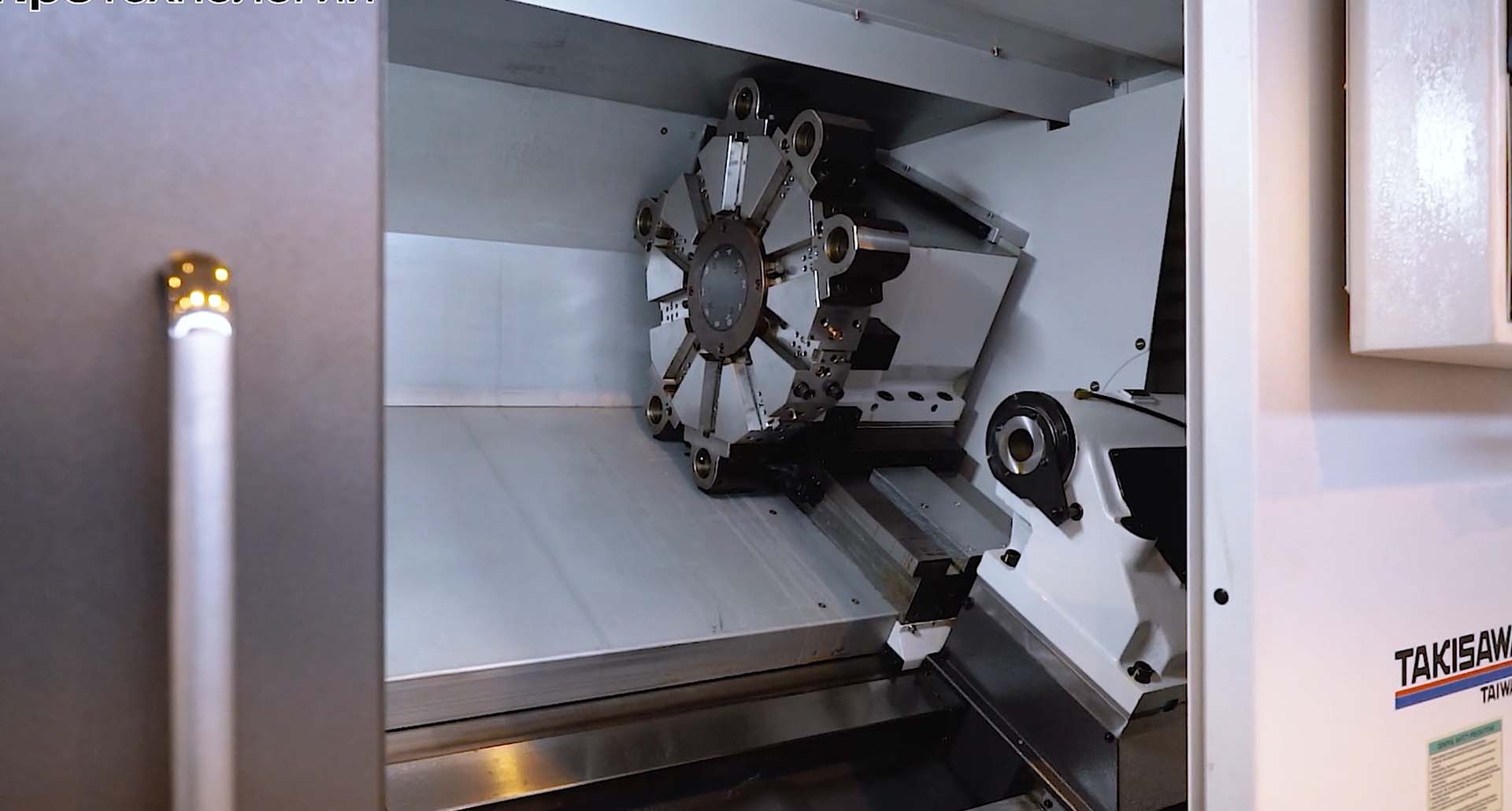 Токарные станки имеют схожую компоновку узлов