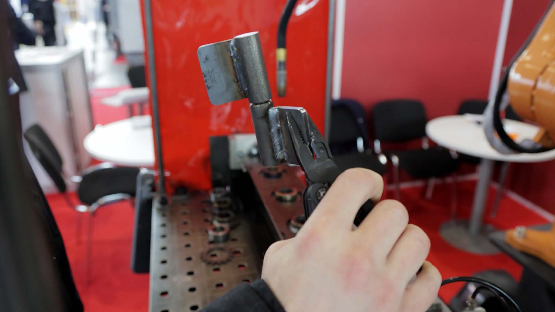 Гаражная петля, изготовленная на роботизированном комплексе