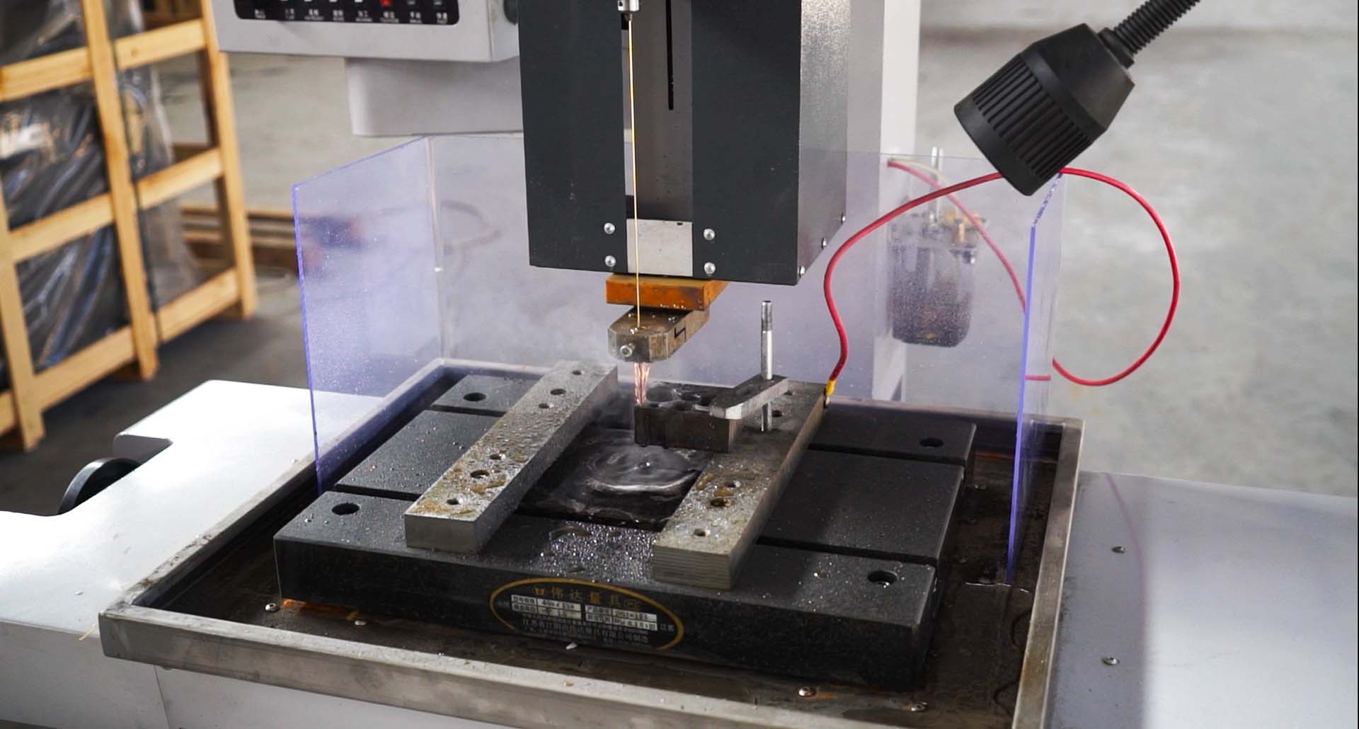 Супердрель прожигает отверстие вращающимся электродом