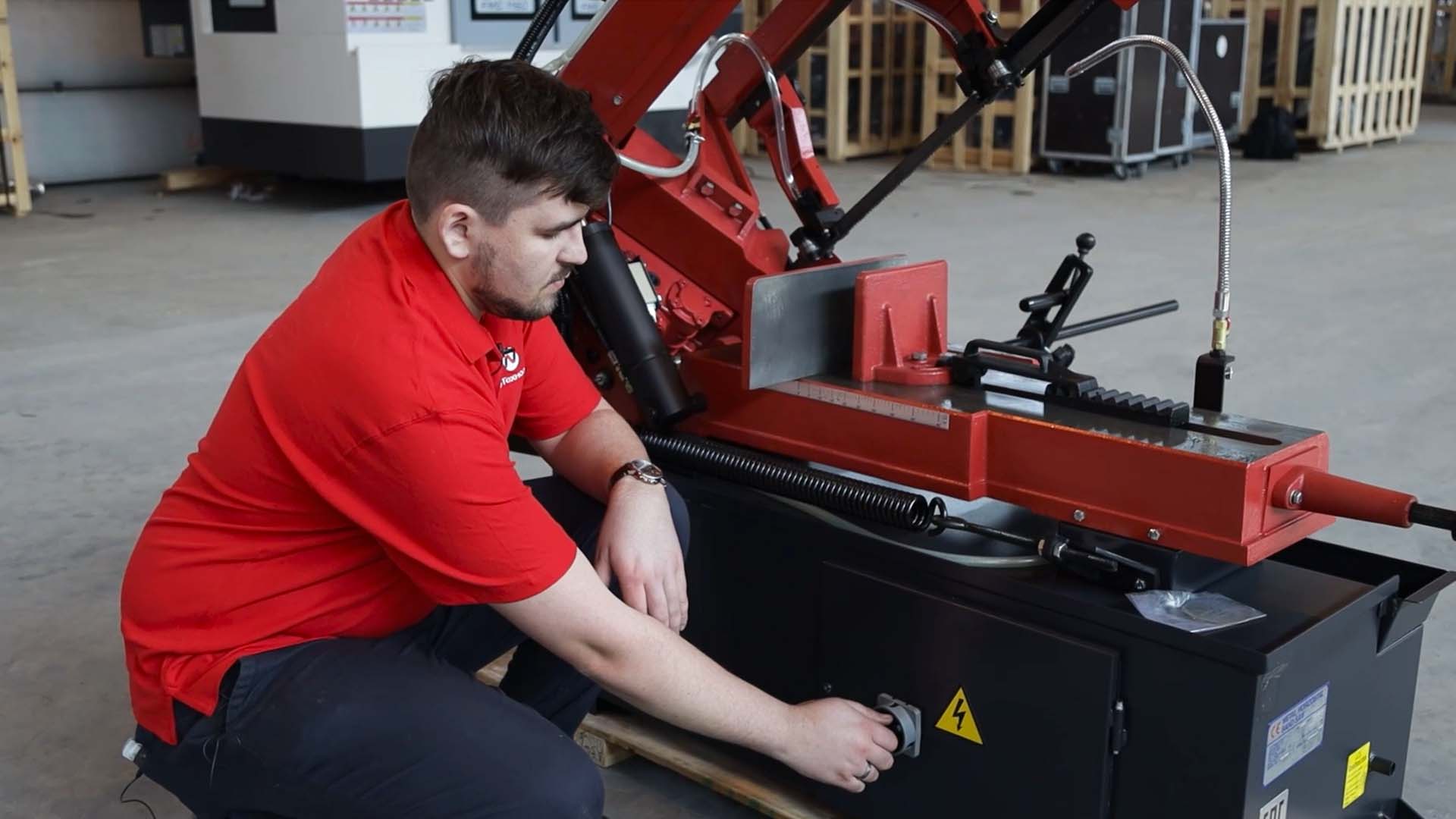 Выключаем ленточную пилу в процессе обслуживания и чистки