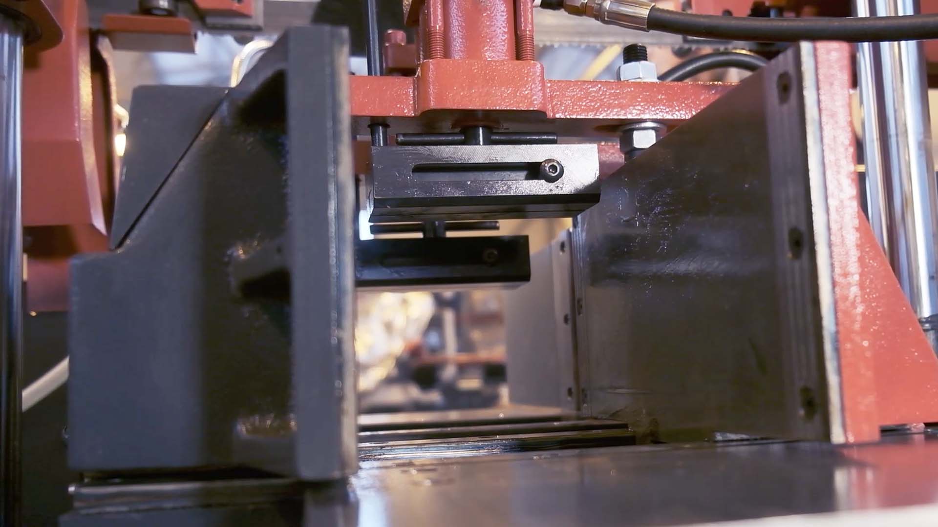 Гидравлические прижимы для пакетной резки увеличивают производительность