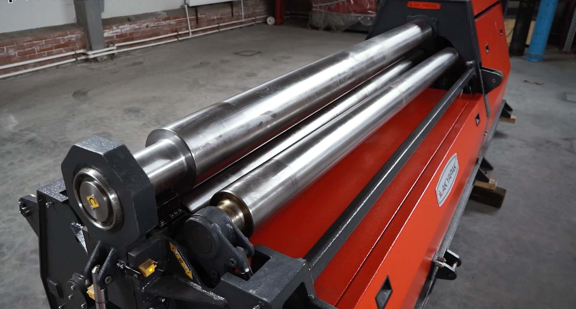 Опционально вальцы комплектуются устройствами для конической гибки