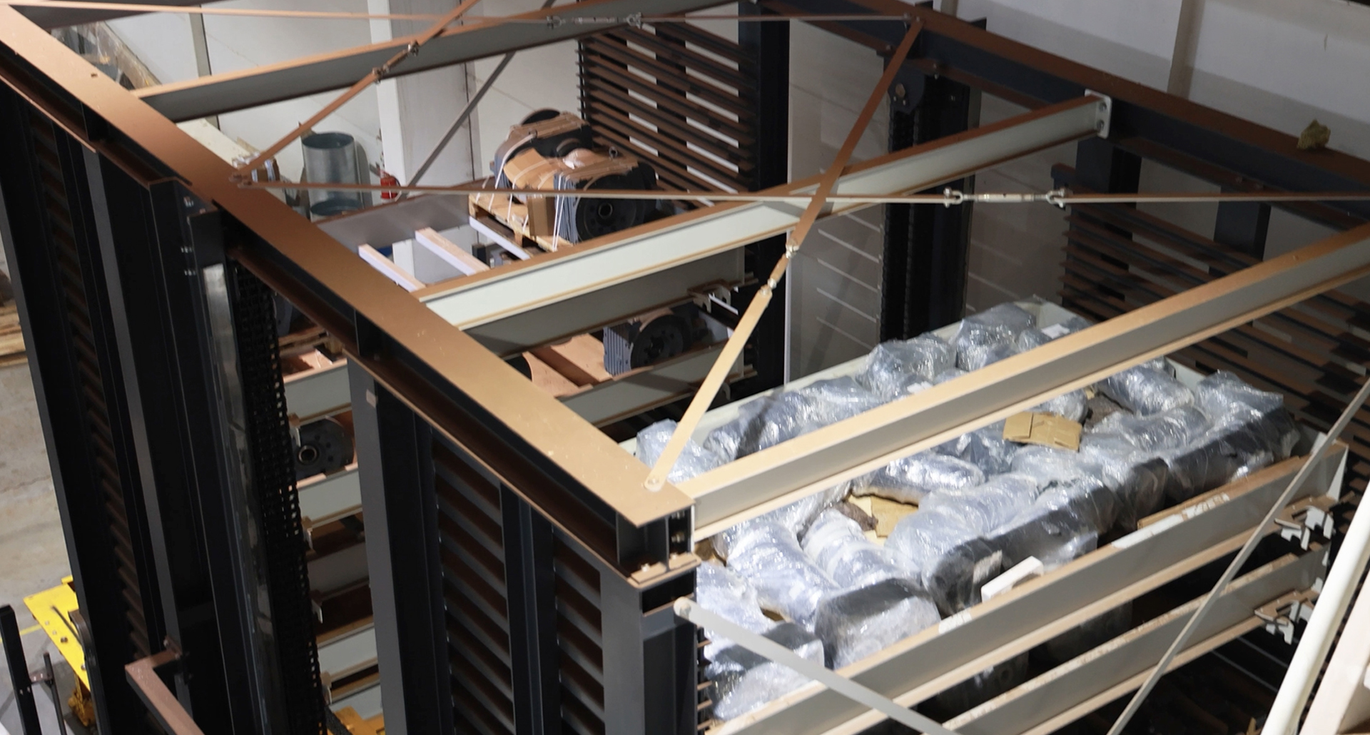 Оборудование востребовано на предприятиях, работающих с листовым металлом, крупногабаритными узлами и агрегатами