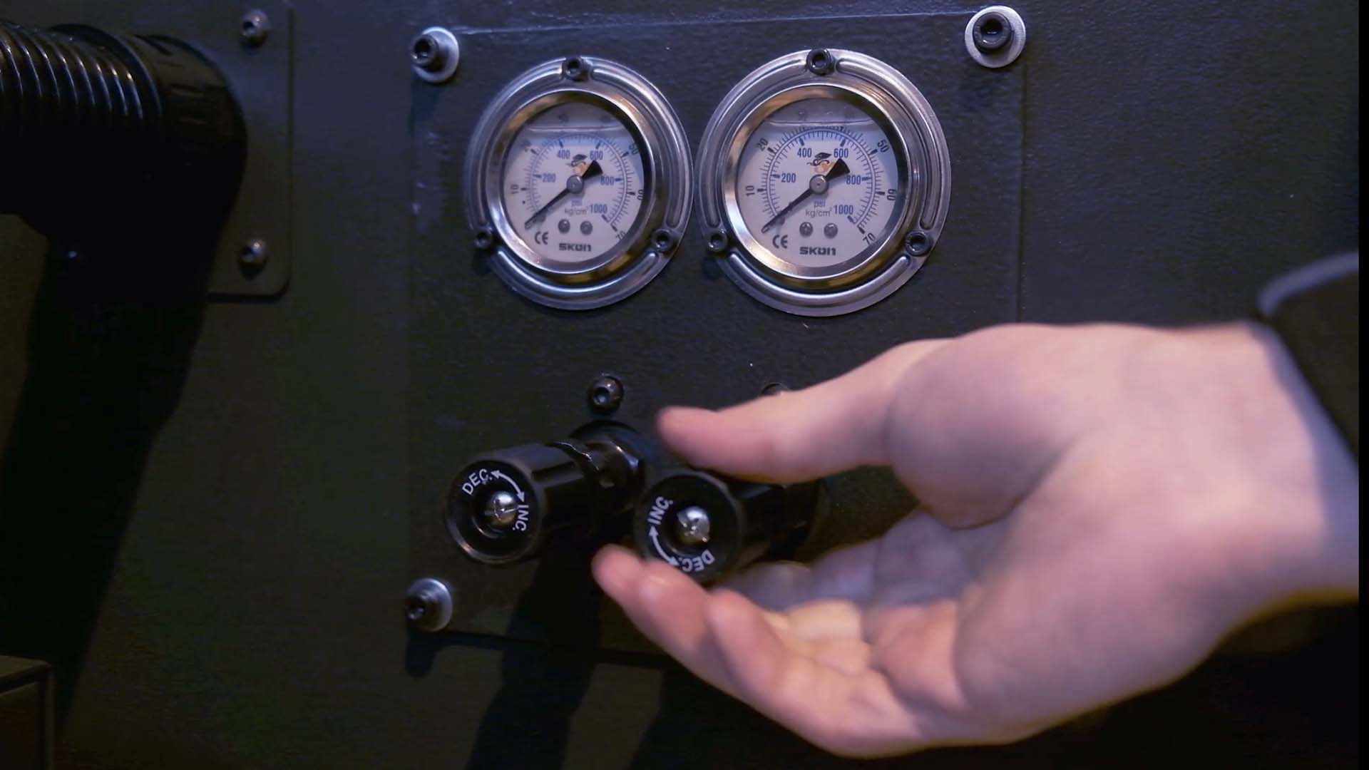 Регулировка усилия давления тисков устанавливается при пилении тонкостенных труб