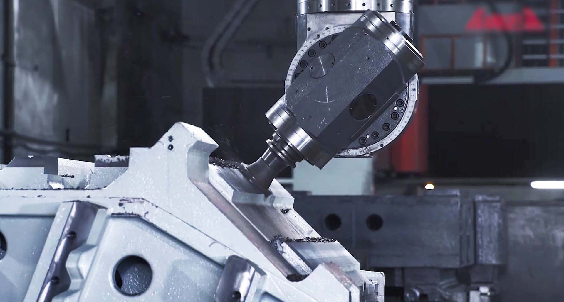 Трехосевые портальные станки оснащаются съёмными угловыми фрезерными головами