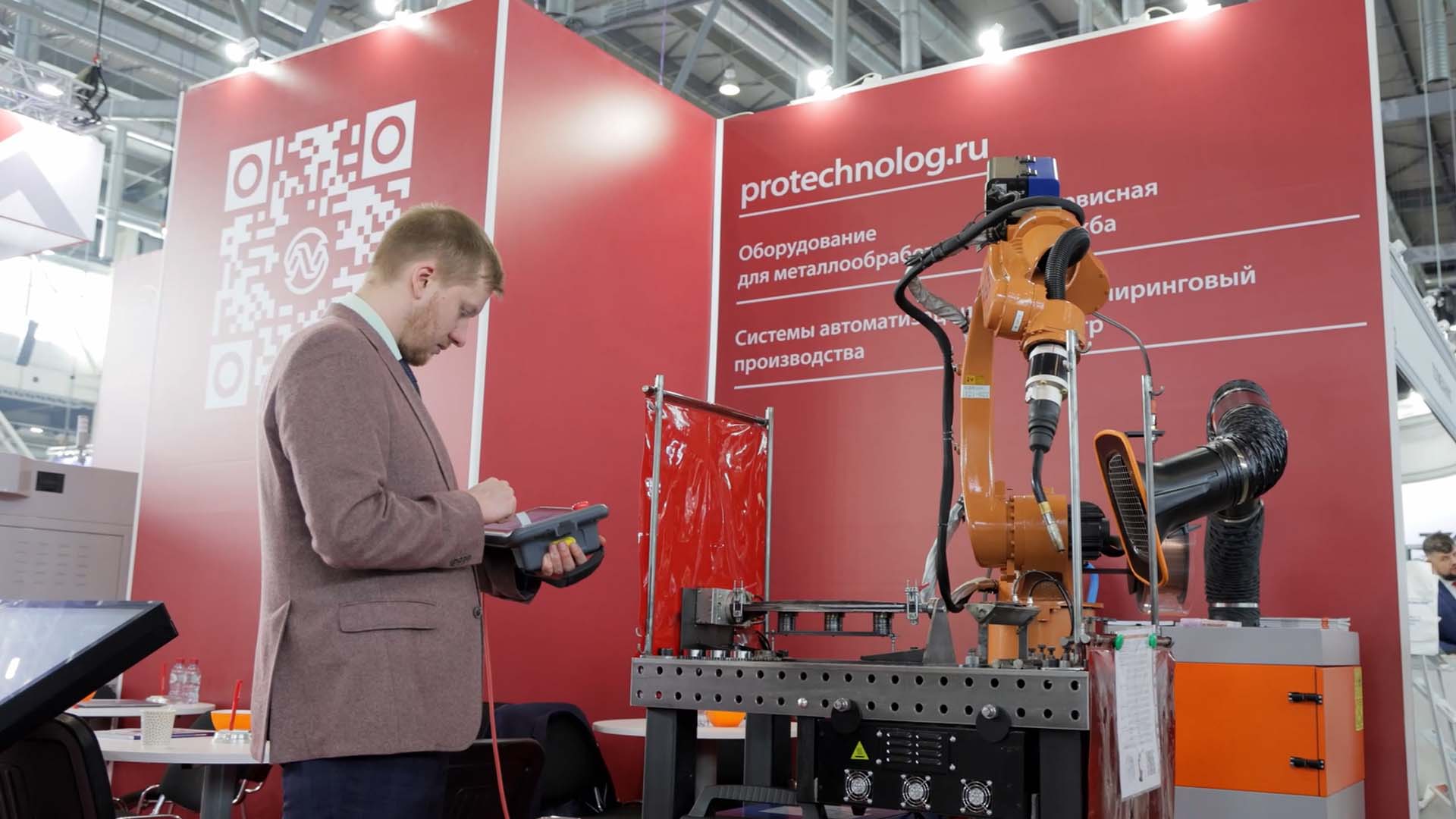 Стандартно робот программируется по точкам с использованием пульта управления