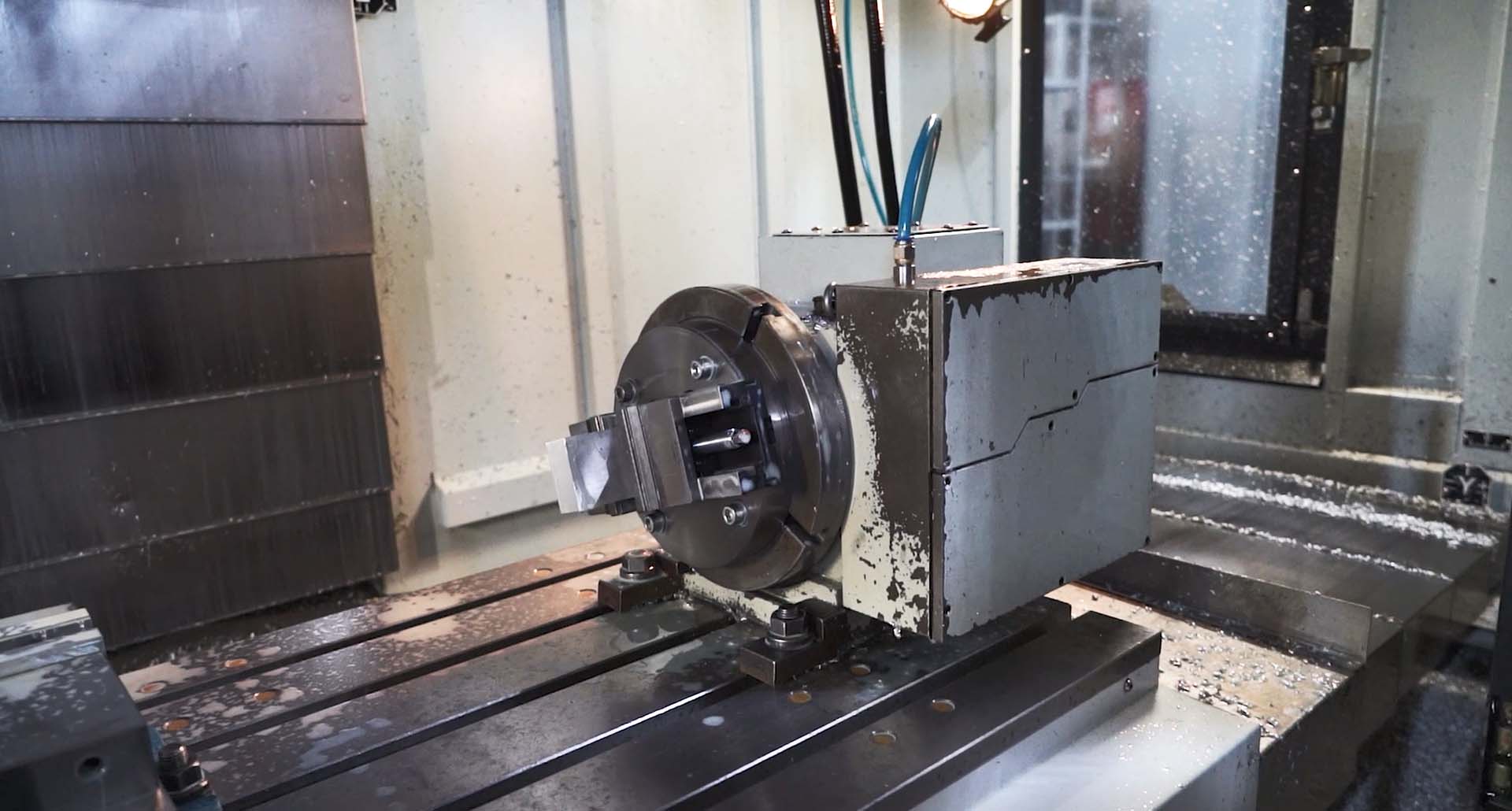 Четвертая координата реализуется вращением рабочего стола