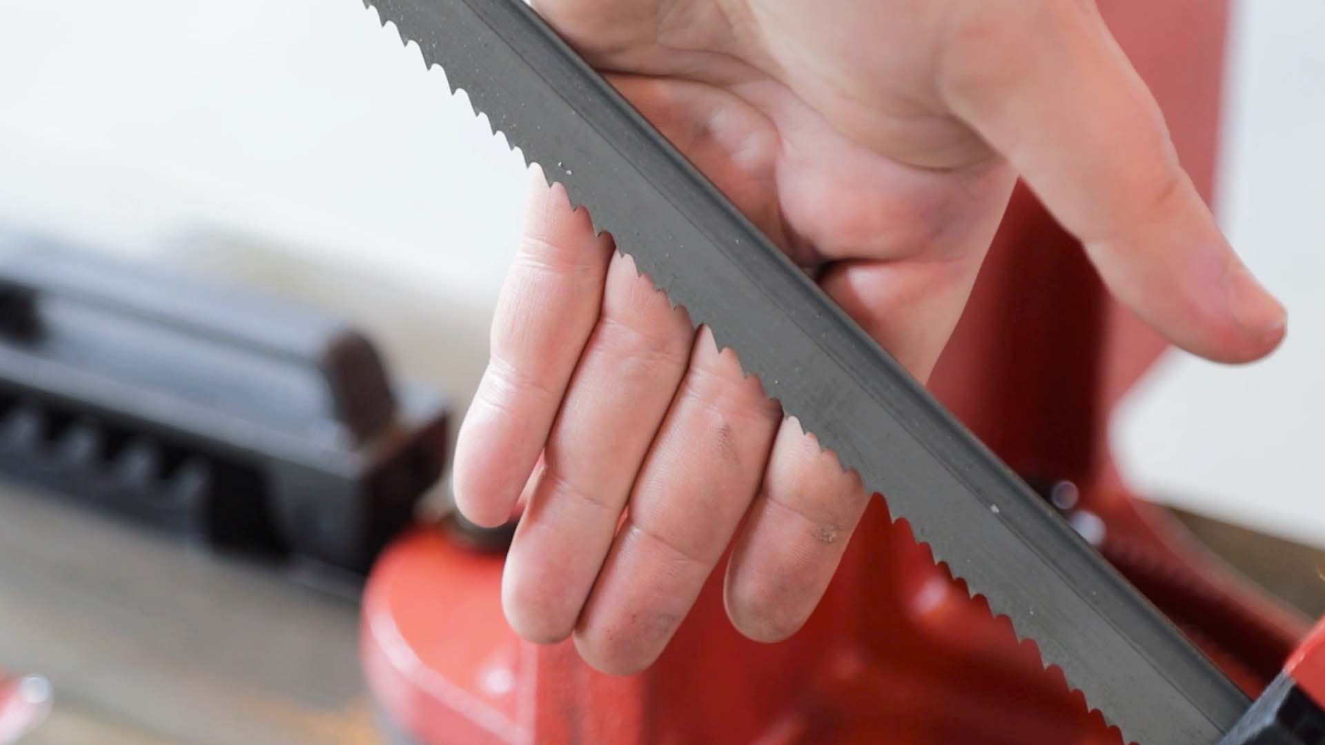 Раз в час очищаем впадины между зубьями полотна