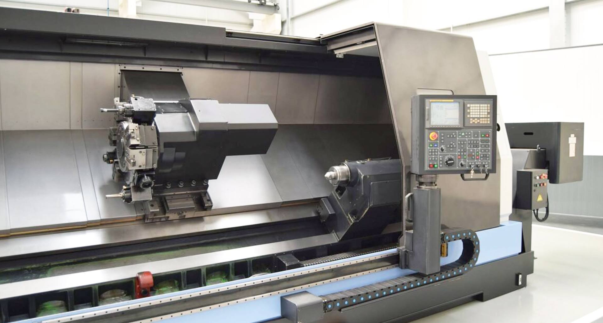 Токарный станок с ЧПУ обеспечивает высокую точность и скорость обработки