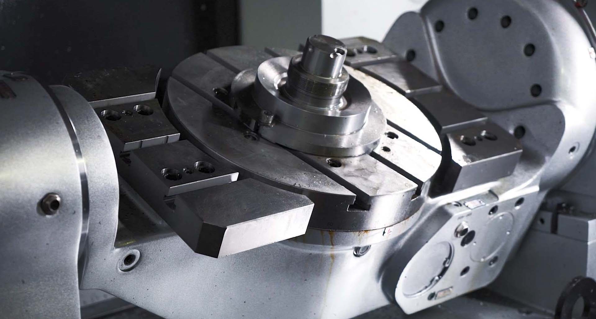 Портальные станки дооснащаются поворотным или наклонно-поворотным столом