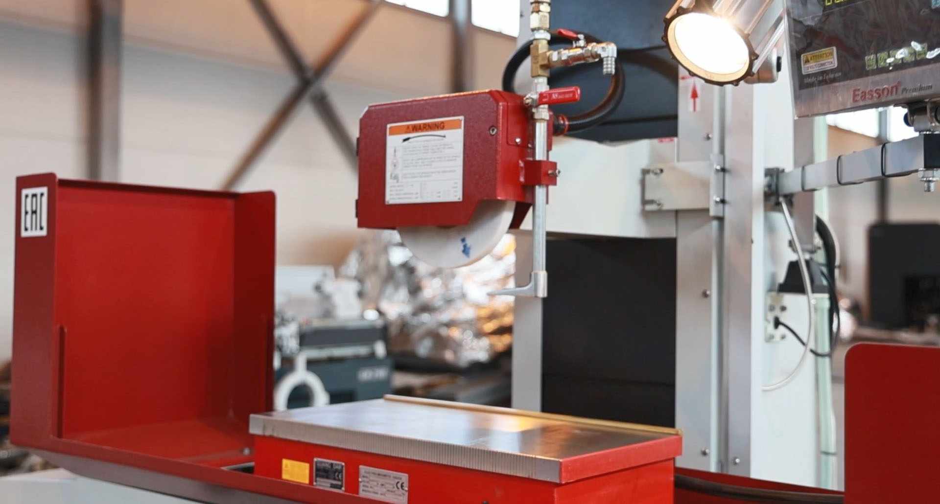 Регулярное обслуживание включает чистку, смазку и регулировку всех основных узлов оборудования