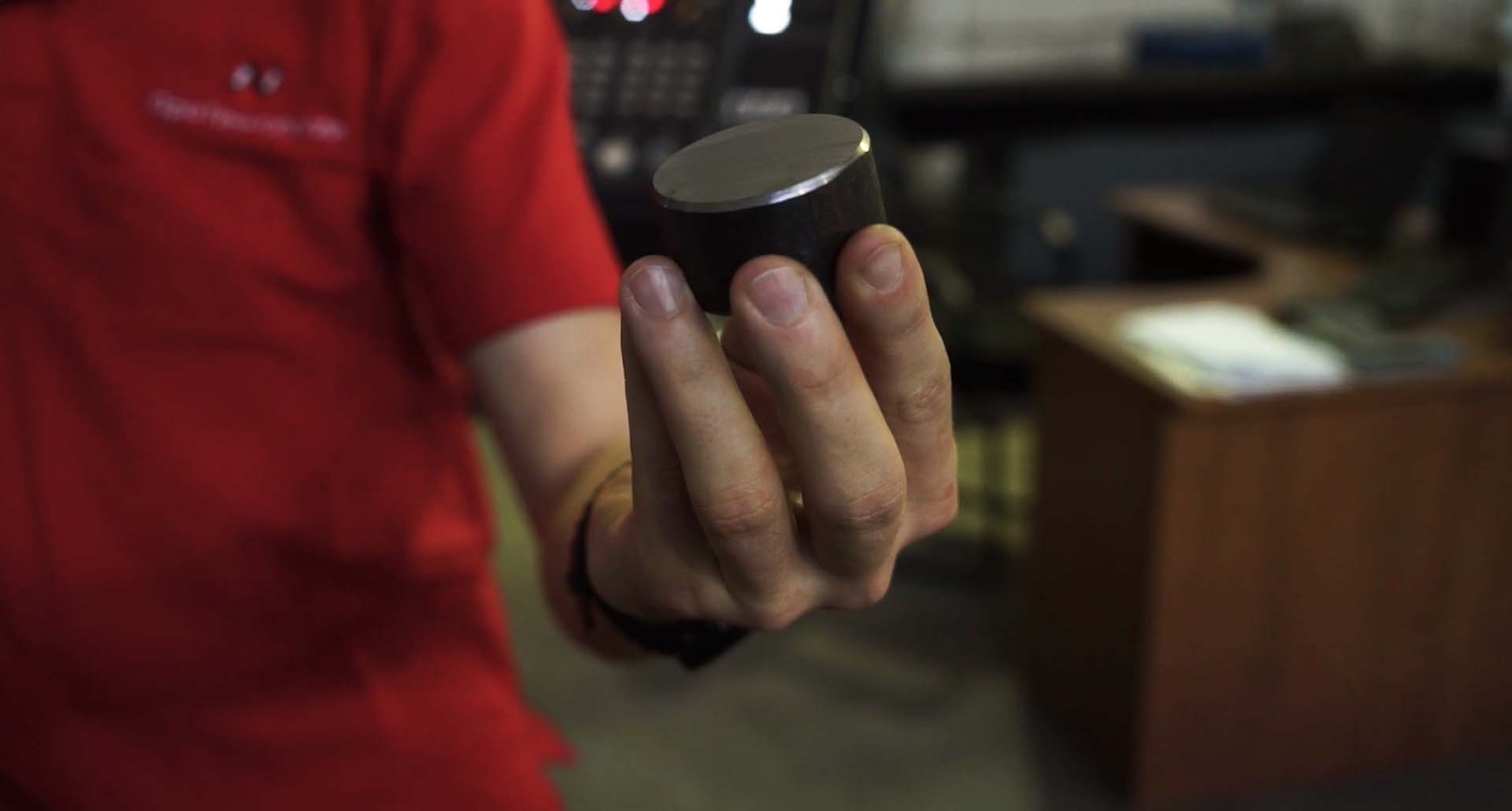 При выборе геометрии инструмента учитываем материал заготовки